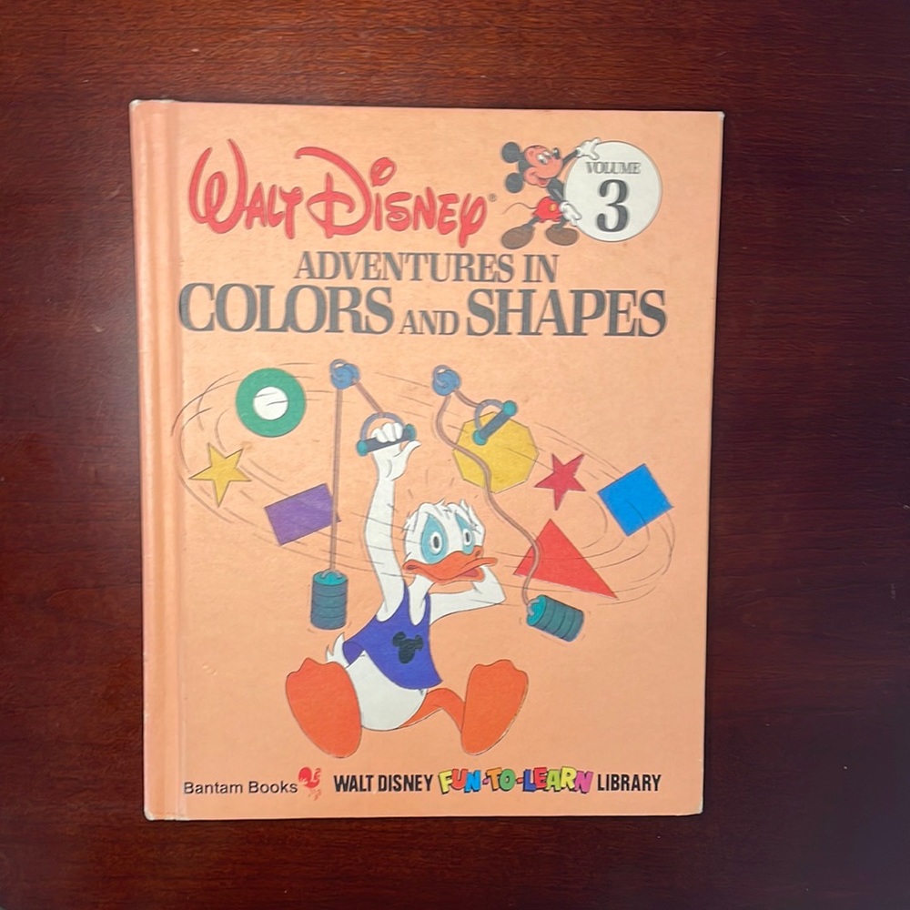 ✨⭐️Vintage EUC Walt Disney Adventures in Colors and Shapes Hardcover Book ✨⚡️